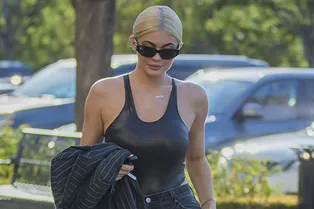 Кайли Дженнер продемонстрировала роскошную фигуру в латексном боди