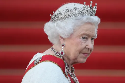 Елизавета II разочарована и расстроена решением Меган Маркл и принца Гарри отойти от королевских дел