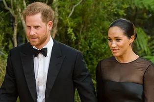 Меган Маркл в маленьком черном платье и принц Гарри на премьере «Короля льва» в Лондоне