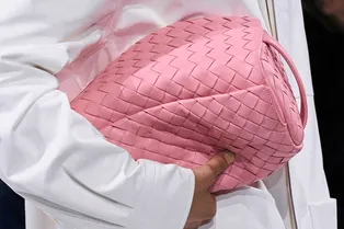 Женственный акцент: сумка этого цвета украсит любой образ