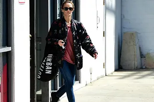 Кроссовки и куртка в китайском стиле: повседневный наряд Ванессы Паради