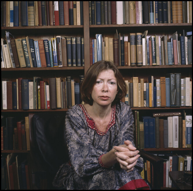 Джоан Дидион в своей библиотеке, 1981