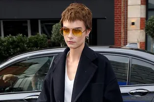 Лучший способ побороть осеннюю хандру — перекраситься: проверено Карой Делевинь