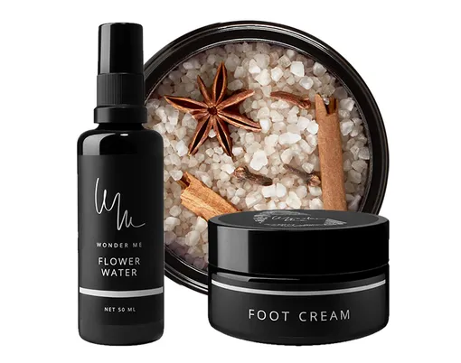 Крем для ног Foot Cream; цветочная вода Flower Water; скраб для тела Body Scrub – все Wonder me