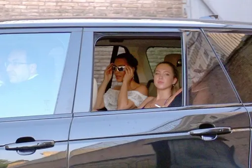 Ким и Лила в машине