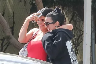 Нужное подчеркнуть: Кайли Дженнер в алом комбинезоне и самых незаменимых кроссовках