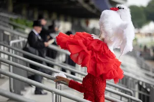 Шляпа-лебедь, шляпа-ракета и шляпа-клумба: самые странные головные уборы скачек Royal Ascot