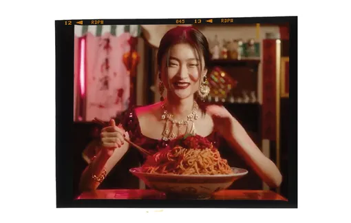 Кадр из рекламной кампании Dolce & Gabbana «DG loves China» 2018 года, в которой китаянка пытается есть пиццу и спагетти палочками для еды