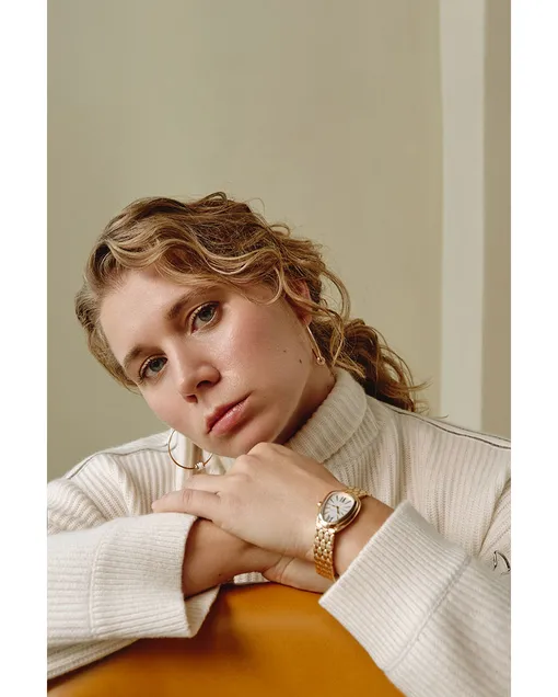 СВИТЕР, Brunello Cucinelli; СЕРЬГИ B.ZERO1, Bvlgari (РОЗОВОЕ ЗОЛОТО, КЕРАМИКА); ЧАСЫ SERPENTI SEDUTTORI, Bvlgari (РОЗОВОЕ ЗОЛОТО). СВИТЕР, Brunello Cucinelli; СЕРЬГИ B.ZERO1, Bvlgari (РОЗОВОЕ ЗОЛОТО, КЕРАМИКА); ЧАСЫ SERPENTI SEDUTTORI, Bvlgari (РОЗОВОЕ ЗОЛОТО).