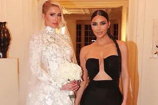 Гламурный «пит-стоп»: Ким Кардашьян заскочила на заправку в кутюрном платье от Rick Owens после свадьбы Пэрис Хилтон