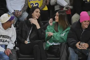 Хейли Бибер знает, как выглядеть «‎дорого»‎ в толстовке и кроссовках