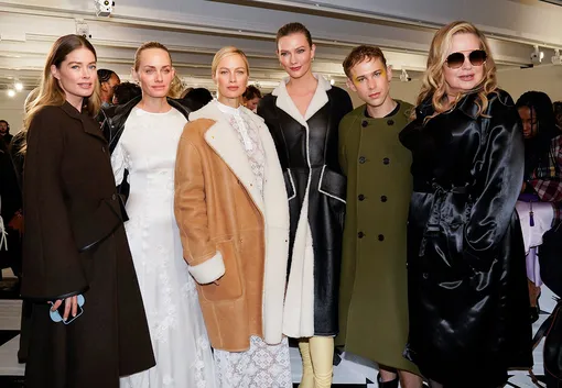 Дженнифер Кулидж (крайняя справа) на показе Loewe Дженнифер Кулидж (крайняя справа) на показе Loewe