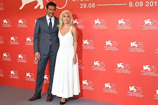 Леди Гага в женственном платье Azzedine Alaïa и Брэдли Купер на фотоколле фильма «Звезда родилась»