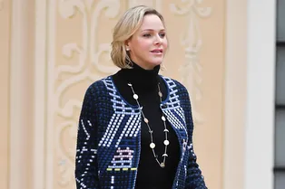 Пальто с вышивкой, как у княгини Шарлен, преобразит даже самый базовый образ