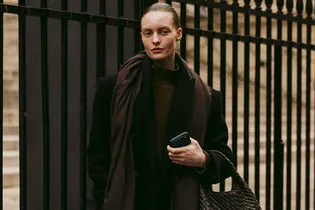 7 идеальных черных пальто, которые никогда не выйдут из моды