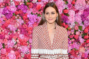 Оливия Палермо в костюме с геометрическим принтом на показе Schiaparelli