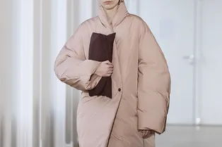 Как в одеяле: 5 стильных длинных пуховиков на зиму