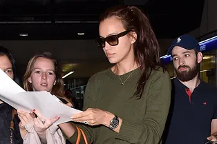 Как одеваются в аэропорт супермодели: Ирина Шейк прилетела в Ниццу