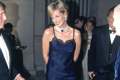«Она не хотела смущать принца»: история культового платья-комбинации Dior принцессы Дианы на Met Gala