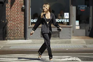 Сара Джессика Паркер в бюстгальтере и пижаме разгуливает по улицам Нью-Йорка