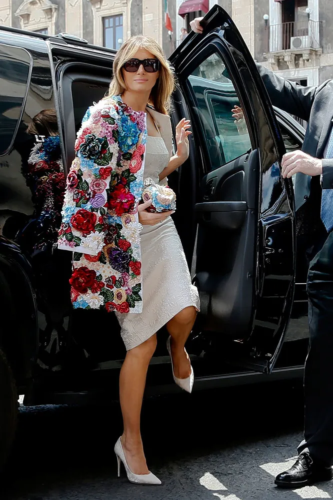 Мелания Трамп в пальто и с клатчем - все Dolce Gabbana