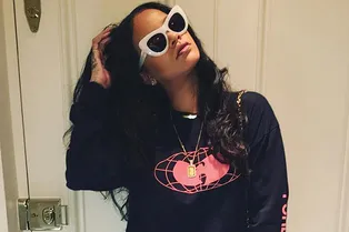 Рианна в культовой толстовке из 90-х, которую теперь снова все захотят