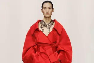 Забудьте про бежевый: главный тренч весны-2026 — красный Забудьте про бежевый: главный тренч весны-2026 — красный