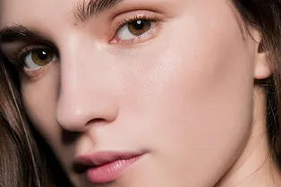 Почему нельзя наносить крем для глаз в последнюю очередь