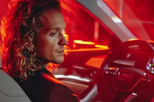 «Я создаю картины из человеческих тел и энергий»: Владимир Варнава — о танцах в невесомости и роботах на сцене