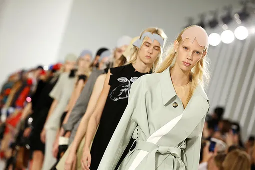 Видео показа Maison Margiela весна-лето 2017 Видео показа Maison Margiela весна-лето 2017