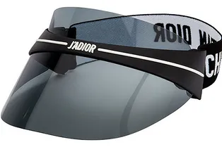 8 ультрамодных аксессуаров из пластика, которые впишутся в любой гардероб