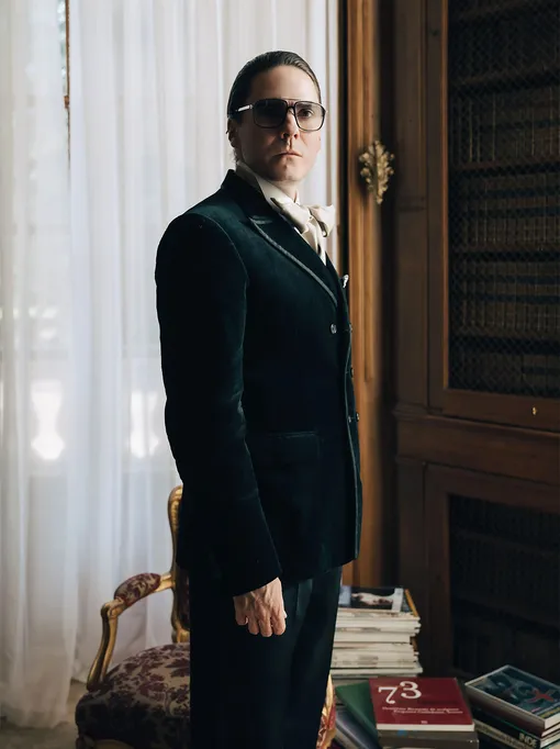 Даниэль Брюль в роли модельера Карла Лагерфельда в сериале «Becoming Karl Lagerfeld» (2024)