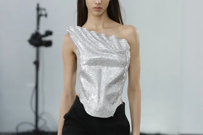 Базовые брюки на корпоратив? Да, если сочетать их с этим верхом