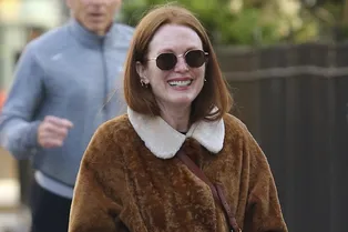 Рыжее меховое пальто с белым воротником и вельветовые брюки — теплое и стильное комбо от Джулианны Мур