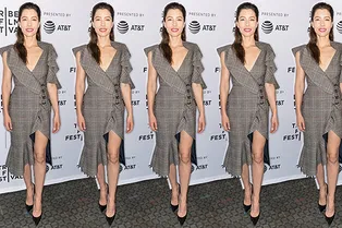 Джессика Бил в платье Self-Portrait на премьере сериала «Грешница»