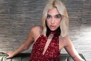 Купальник с голой спиной и лодочки: наряжаемся на карантине как Дуа Липа Купальник с голой спиной и лодочки: наряжаемся на карантине как Дуа Липа