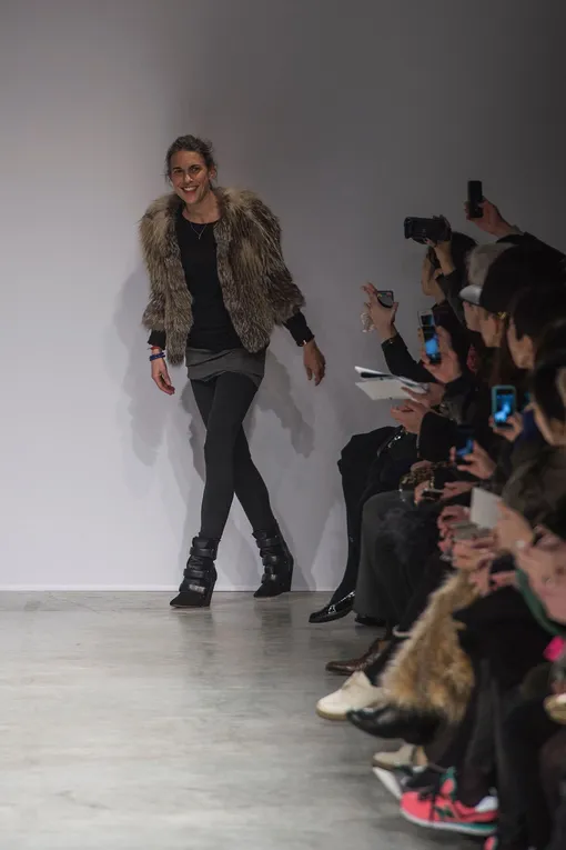 Изабель Маран в финале шоу Isabel Marant осень-зима 2013/14 Изабель Маран в финале шоу Isabel Marant осень-зима 2013/14
