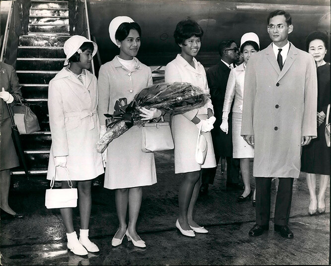 Принцесса Убол Ратана (вторая справа) с семьей в 1966 году