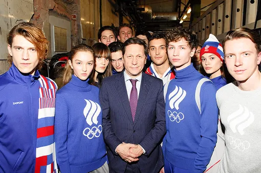 Президент Олимпийского комитета России Александр Жуков с моделями