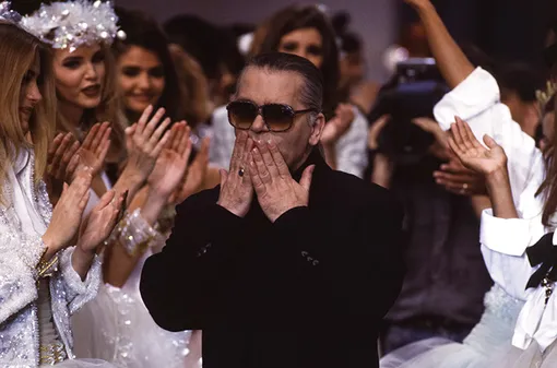 Карл Лагерфельд и его модели во время показа Chanel весна-лето — 1992 Карл Лагерфельд и его модели во время показа Chanel весна-лето — 1992