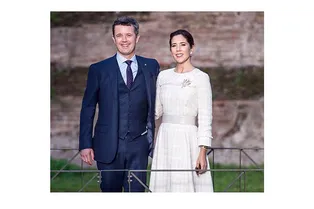 Кронпринцесса Дании Мэри появилась перед публикой в строгом платье и беговых кроссовках