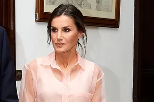 Нежнее нежного: королева Летиция в воздушном платье-пирожном