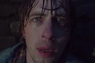 Александр Паль в роли бездомного пса в видео благотворительного фонда «Ника»