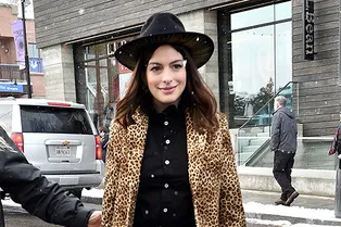 Энн Хэтэуэй носит леопардовое пальто с красными ботильонами