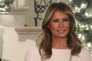 Снежная королева: Мелания Трамп в белом платье-кейпе на рождественском балу