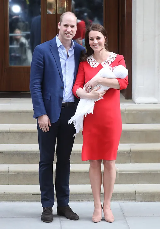 Принц Уильям и Кейт Миддлтон с новорожденным принцем Луи на крыльце госпиталя Святой Марии