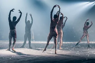 Танцевальные костюмы и «сценические» платья в новой коллекции Dior