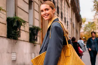 На смену микросумкам пришли огромные тоуты