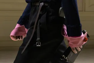 Подворачивать рукава больше не модно — носите их навыпуск Подворачивать рукава больше не модно — носите их навыпуск