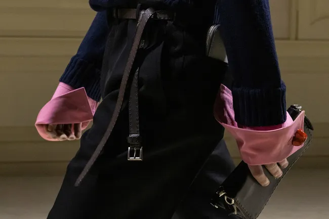 Подворачивать рукава больше не модно — носите их навыпуск